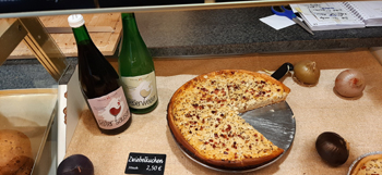 Zwiebelkuchen und Neuer Wein